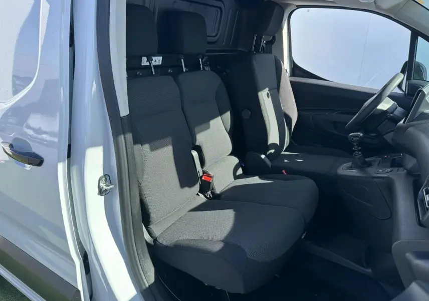 Vue intérieure côté gauche du Citroën Berlingo blanc Icy, montrant la banquette passager 2 places et la cabine Extenso.