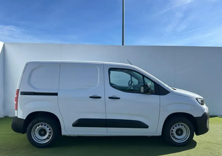Profil côté gauche d’un utilitaire Citroën Berlingo blanc Icy avec jantes tôles grises et poignées noires.