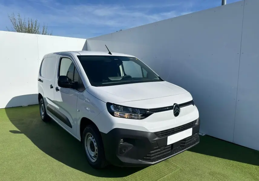 Vue 3/4 avant droite d'un Citroën Berlingo blanc Icy avec bouclier noir et jantes tôle grises.