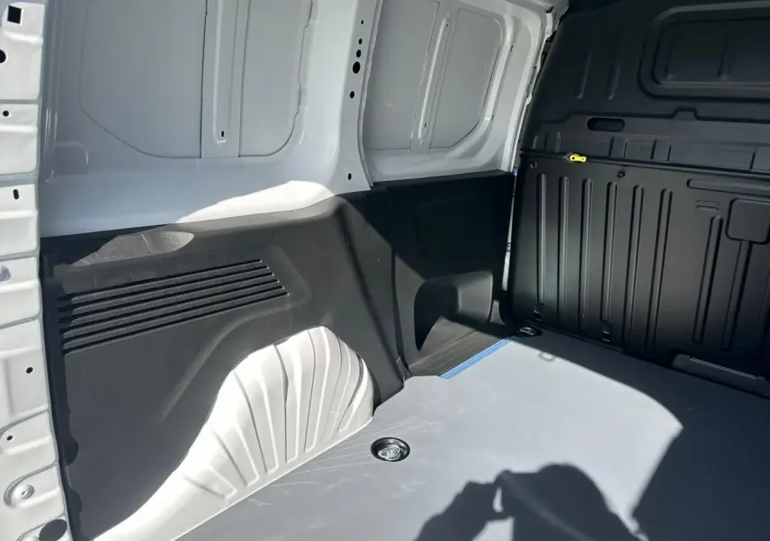 Vue intérieure arrière droite du coffre blanc Icy du Citroën Berlingo III Van Taille M avec plancher et anneaux d’arrimage.