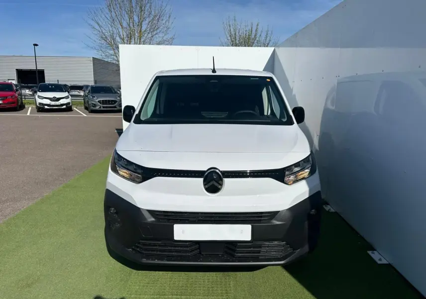 Vue avant d'un Citroën Berlingo blanc Icy avec pare-chocs noir mat et calandre moderne.