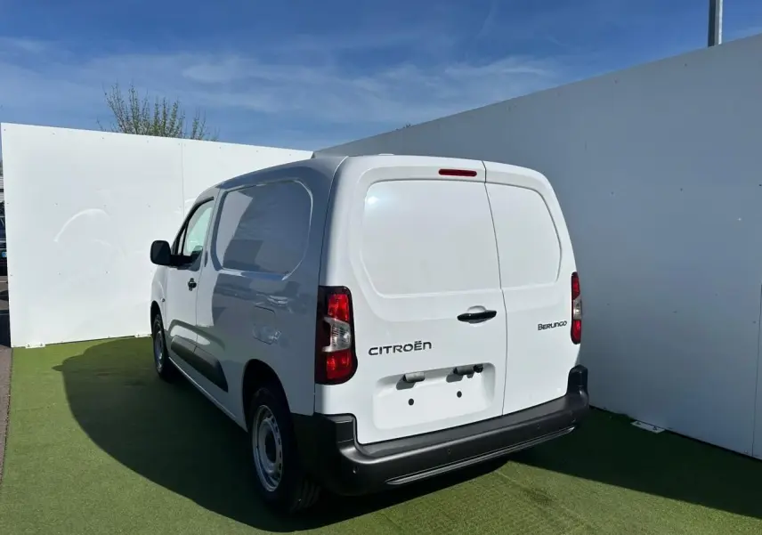 Vue 3/4 arrière droite du Citroën Berlingo blanc Icy version utilitaire avec portes arrière tôlées fermées.