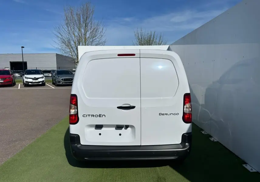Vue arrière d'un utilitaire Citroën Berlingo blanc Icy avec portes battantes et pare-chocs noir mat.
