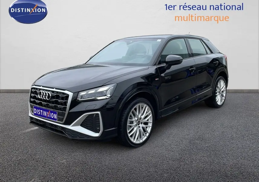 Audi Q2 noir mito metal vue 3/4 avant droit, avec calandre S-Line et jantes alliage 19 pouces distinctives.