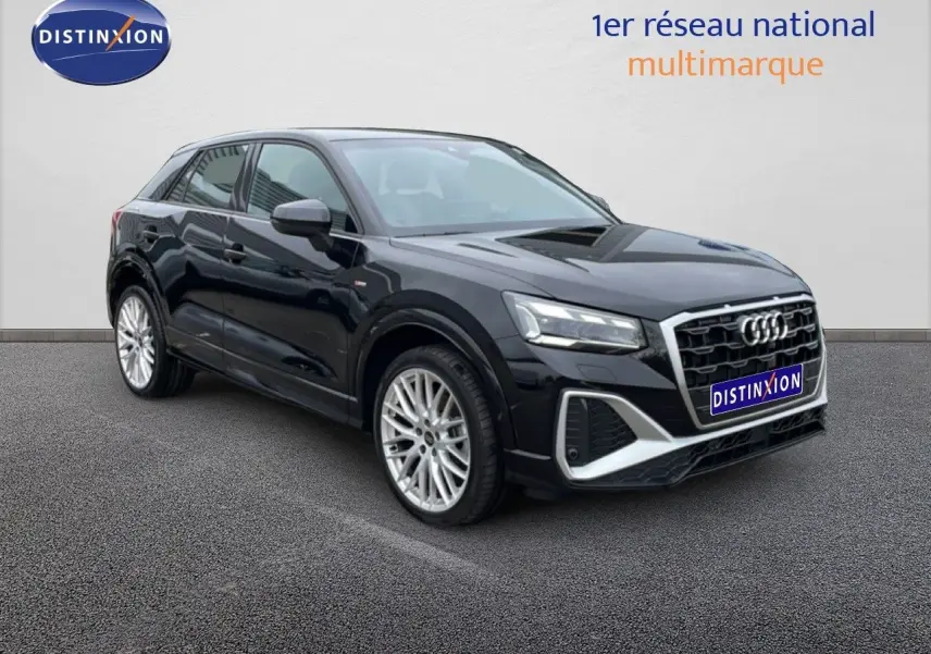 Audi Q2 noir mito metal en 3/4 avant droit, mettant en valeur sa calandre hexagonale et ses jantes alliage argentées.
