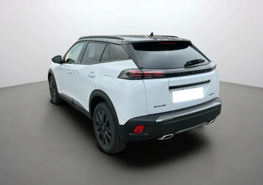 Peugeot 2008 Hybrid blanc okénite avec toit noir, vue 3/4 arrière droit, feux arrière LED et jantes alu noires.