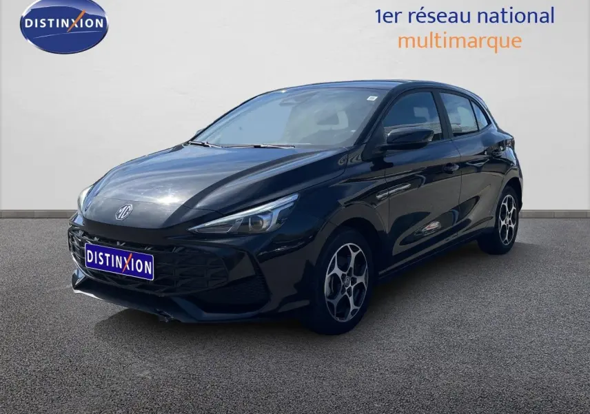 MG3 2024 Pebble Black Metal en 3/4 avant droit, mettant en valeur ses jantes originales et son design compact.