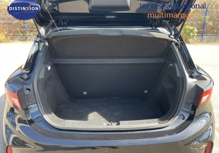 Coffre ouvert vu de l'arrière d'une MG3 1.5L HYBRID+ 195CH Comfort en Pebble Black Metal, montrant l'espace de chargement vide.