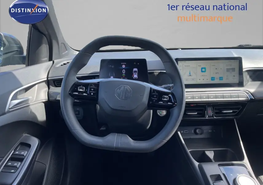 Vue intérieure centrée sur le volant et le tableau de bord numérique d'une MG3 1.5L Hybrid+ 2024 en Pebble Black Metal.