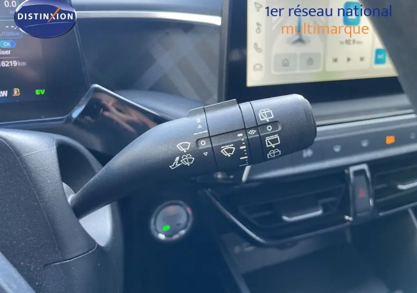 Gros plan sur la commande d’essuie-glace dans l’habitacle du MG3 2024 Pebble Black, avec tableau de bord numérique en arrière-plan.