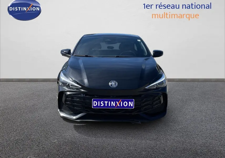 Vue avant d'une MG3 1.5L Hybrid+ 195ch Comfort noire Pebble Black Metal avec calandre large et phares LED fins.