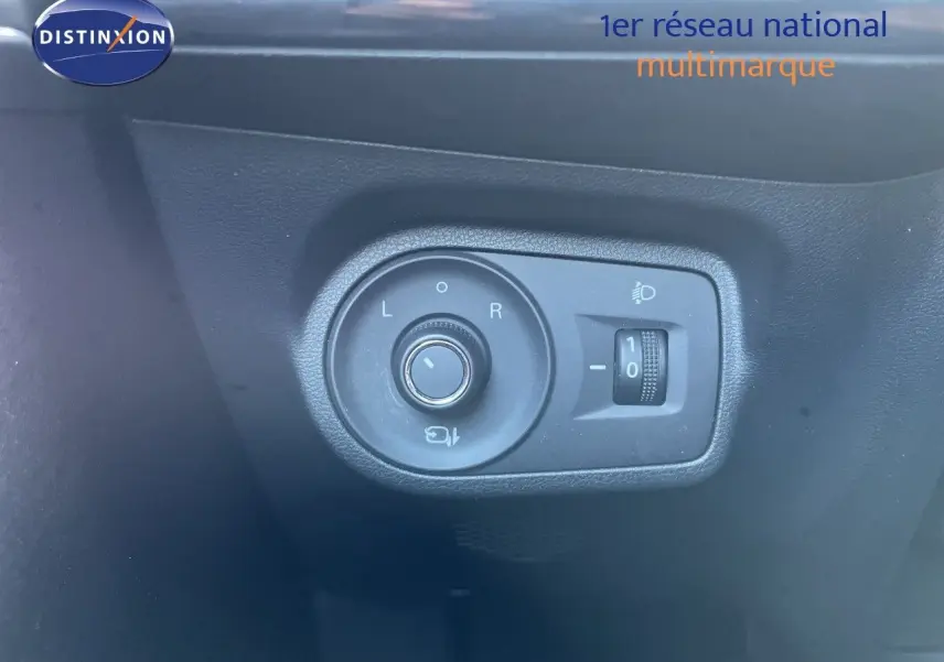 Gros plan sur le réglage des rétroviseurs et des phares dans l’habitacle d’une MG3 1.5L Hybrid+ 2024 noire.