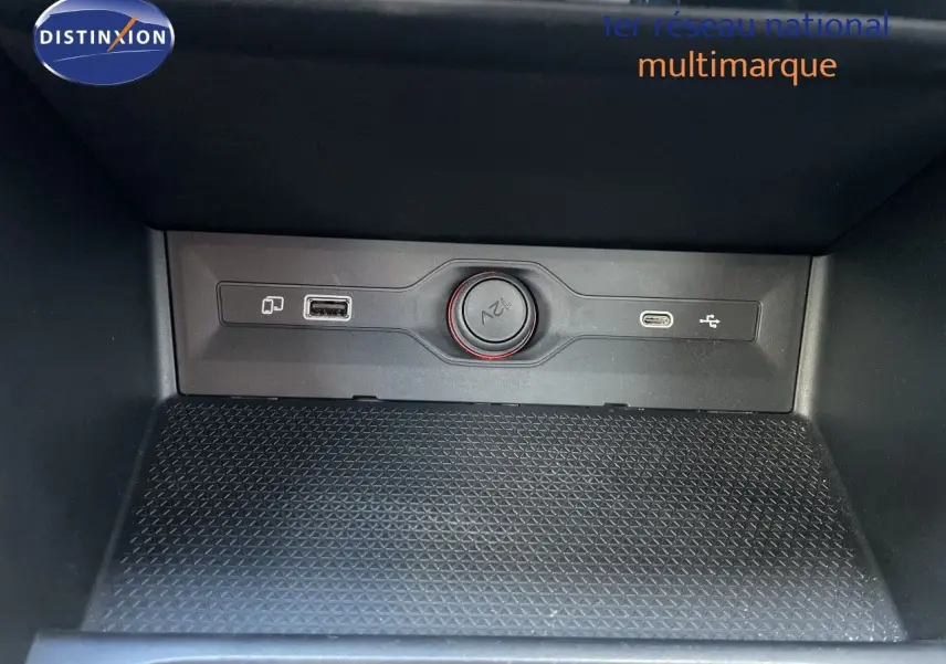 Gros plan sur la prise 12V et ports USB dans l’espace de rangement intérieur du MG3 Pebble Black 2024.