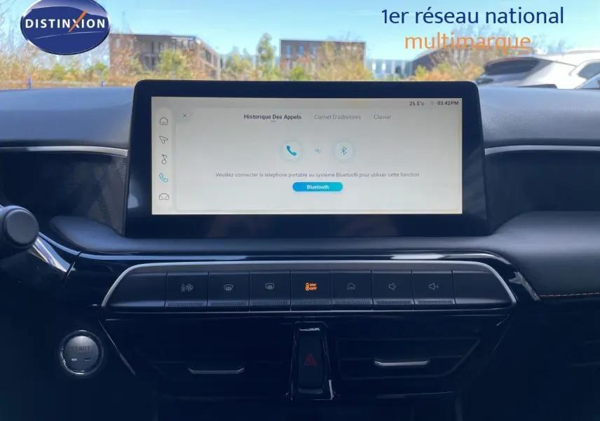 Vue intérieure centrée sur l'écran tactile et la console centrale du MG3 1.5L Hybrid+ 195ch en Pebble Black Metal.