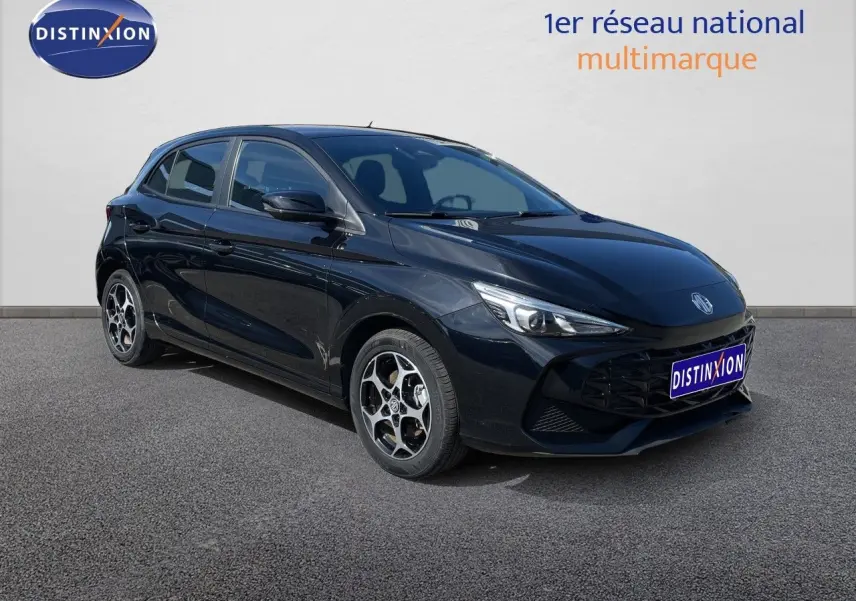 Vue 3/4 avant gauche de la MG3 1.5L Hybrid+ 195ch Comfort en Pebble Black Metal avec jantes alliage distinctives.