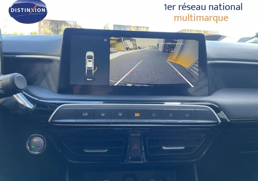 Vue rapprochée de l’écran central et tableau de bord noir du MG3 1.5L Hybrid+ 2024 avec caméra de recul active.
