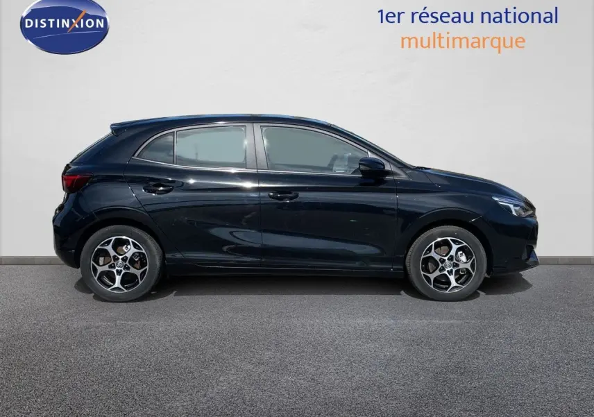 Profil côté gauche de la MG3 1.5L HYBRID+ 195CH COMFORT noire Pebble Black Metal avec jantes alliage et lignes fluides.