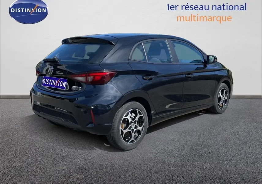 Vue 3/4 arrière droite d'une MG3 1.5L HYBRID+ 195CH en Pebble Black Metal avec jantes alliage et feux arrière LED.
