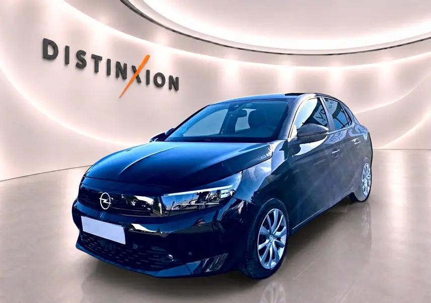 Opel Corsa noire vue en 3/4 avant droit dans un showroom lumineux avec logo Distinxion en arrière-plan.