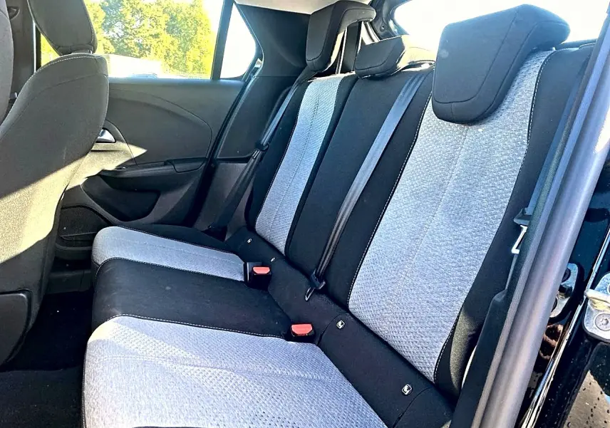 Vue intérieure côté droit de la banquette arrière bicolore gris clair et noir de l’Opel Corsa 2025 édition 1.2 turbo.