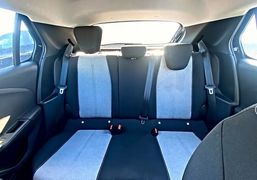 Vue arrière intérieure de la banquette arrière bicolore gris clair et noir de l’Opel Corsa 2025 avec ceintures et appuie-têtes.