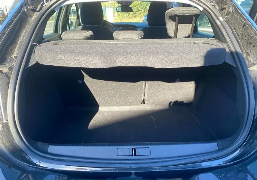 Coffre ouvert d’une Opel Corsa noire 2025, vue arrière montrant l’espace de chargement et la tablette cache-bagages.