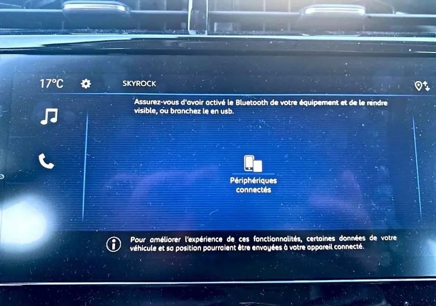 Écran tactile central de l’Opel Corsa noir 2025 affichant les options Bluetooth et périphériques connectés.