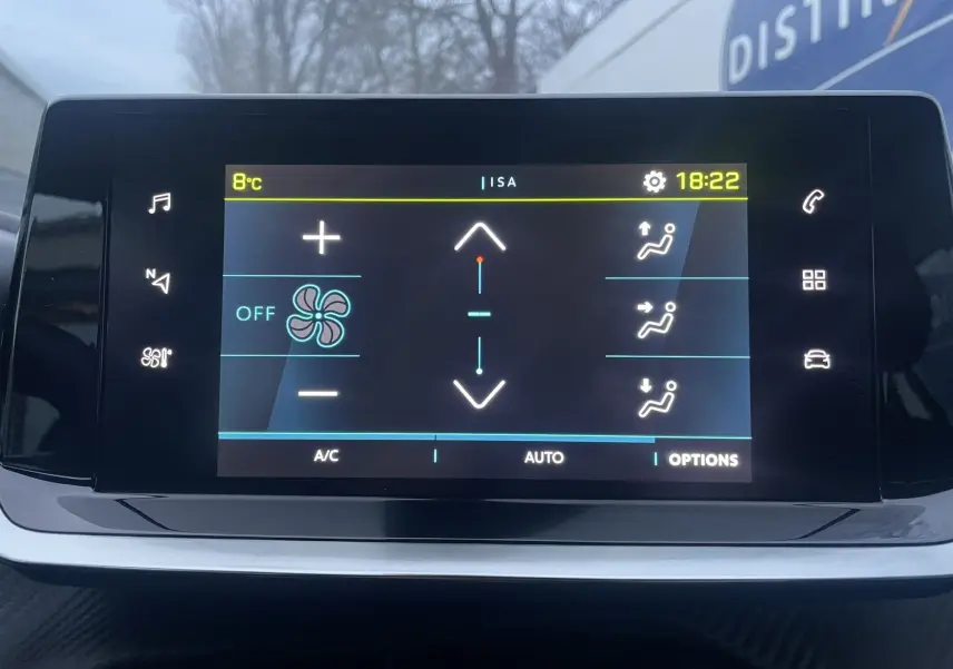 Écran tactile central du Peugeot 208 électrique 2023 affichant les réglages de climatisation à 18h22.