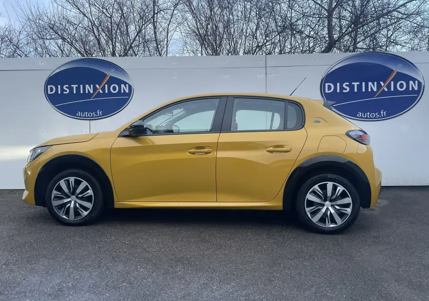Profil côté gauche d'une Peugeot 208 II électrique jaune 2023 avec jantes alliage et poignées ton sur ton.
