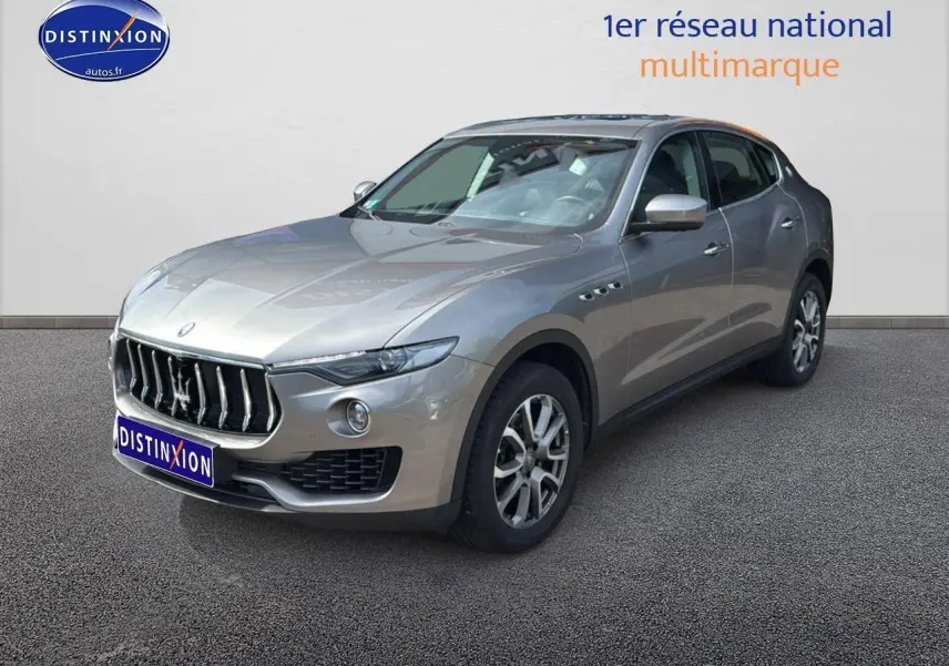 Maserati Levante gris 3/4 avant droit avec calandre chromée et jantes alu visibles sur fond neutre.