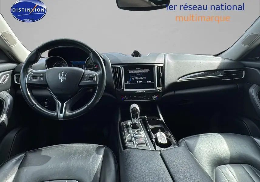 Intérieur noir cuir de Maserati Levante 2017, vue frontale sur tableau de bord et volant trident.