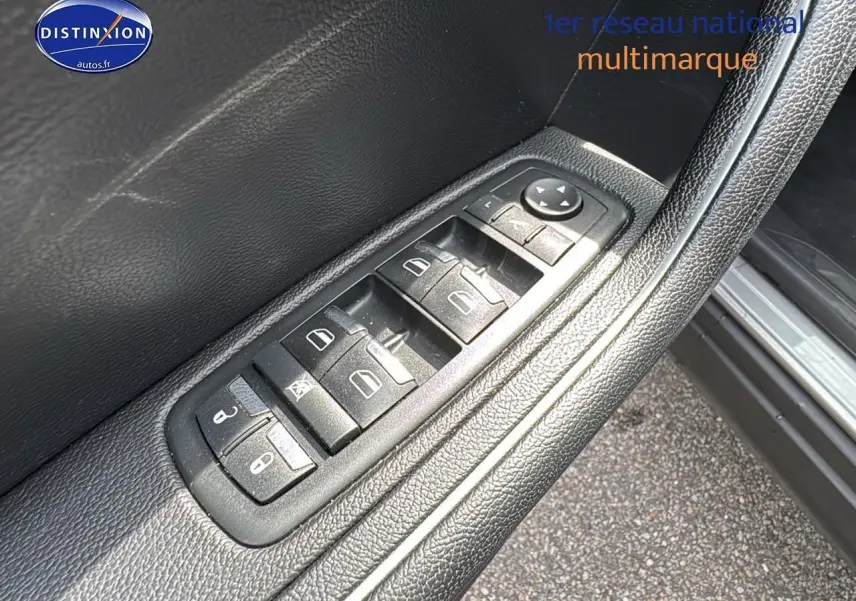Gros plan sur les commandes des vitres et rétroviseurs côté gauche de la porte d'une Maserati Levante gris 2017.