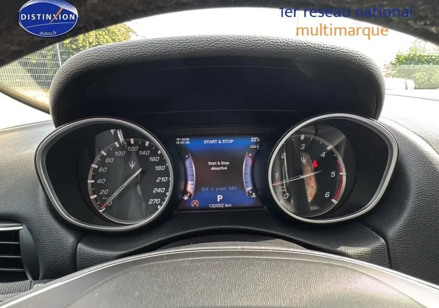 Tableau de bord de Maserati Levante gris 2017, vue frontale sur compte-tours et écran multifonction lumineux.