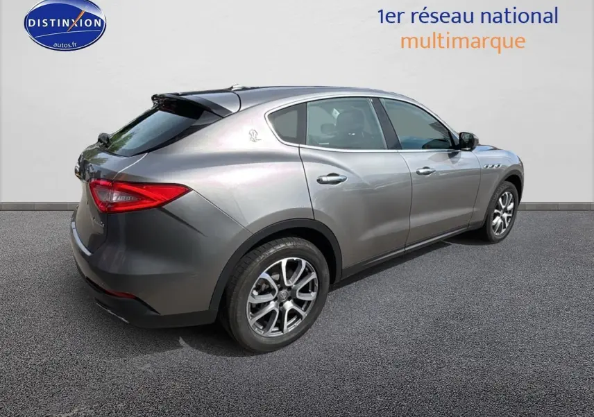 Maserati Levante gris en 3/4 arrière droit, soulignant ses jantes alu et feux arrière LED distinctifs.