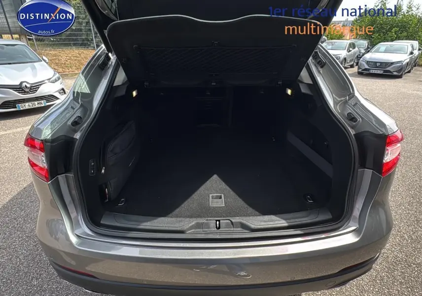 Coffre ouvert vue arrière d'un Maserati Levante gris 3.0 v6 granlusso avec feux arrière LED visibles.