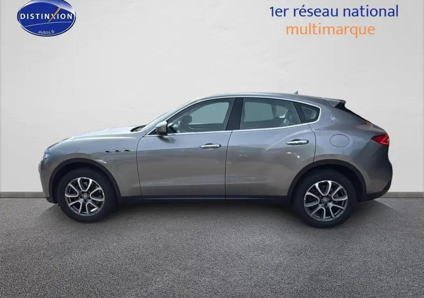 Profil côté gauche d'un Maserati Levante gris 3.0 V6 275 Granlusso avec jantes alu et lignes élégantes.