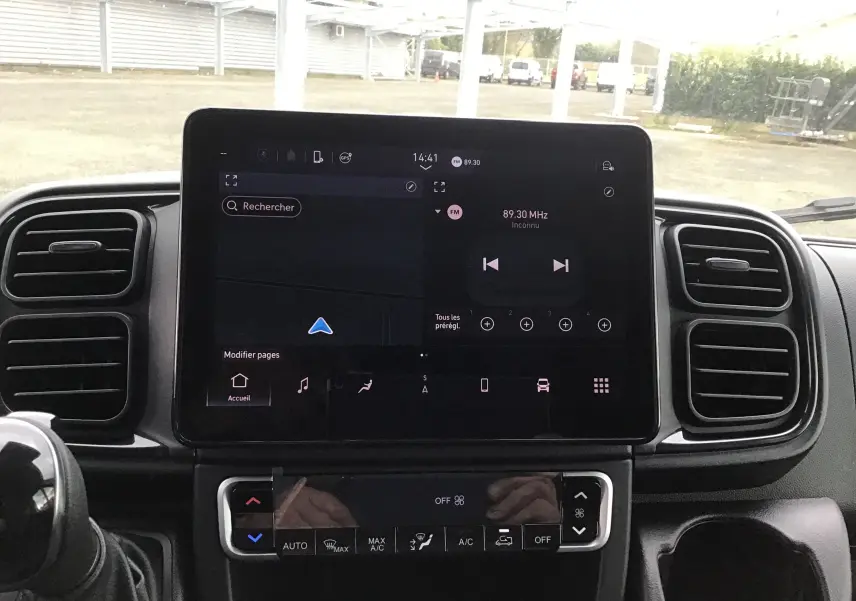 Écran tactile central et commandes climatisation du tableau de bord du Peugeot Boxer Fourgon blanc, vue intérieure frontale.