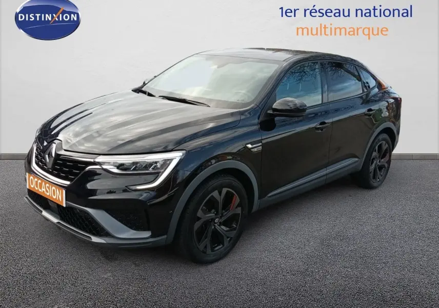 Renault Arkana noir 2021 en 3/4 avant droit, avec jantes noires et détails RS Line visibles.