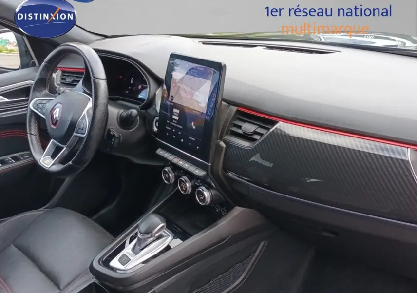 Vue intérieure côté conducteur du tableau de bord de la Renault Arkana noir avec écran tactile et volant sport.