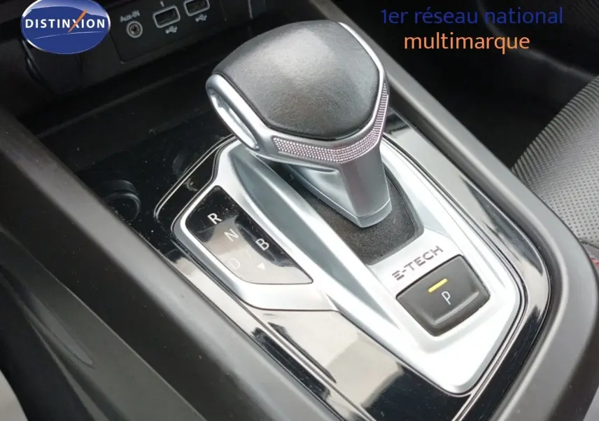 Gros plan sur la commande de boîte automatique E-TECH dans l'habitacle noir du Renault Arkana 2021.