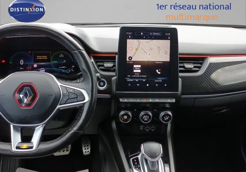 Vue intérieure du tableau de bord du Renault Arkana noir 2021, avec écran tactile central et volant multifonction.