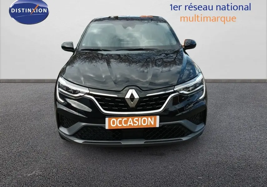 Vue frontale d'un Renault Arkana noir 2021 avec calandre chromée et phares LED allumés, sur fond neutre.
