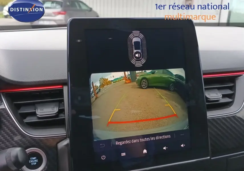 Écran central affichant la caméra de recul du Renault Arkana noir, vue intérieure du tableau de bord moderne.