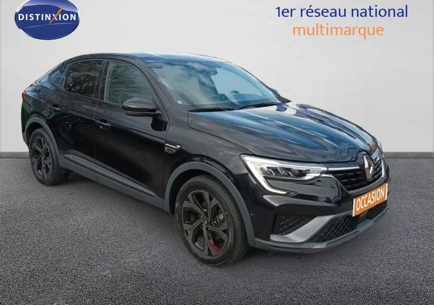 Renault Arkana noir en 3/4 avant droit, SUV hybride avec jantes noires et détails sportifs RS Line.