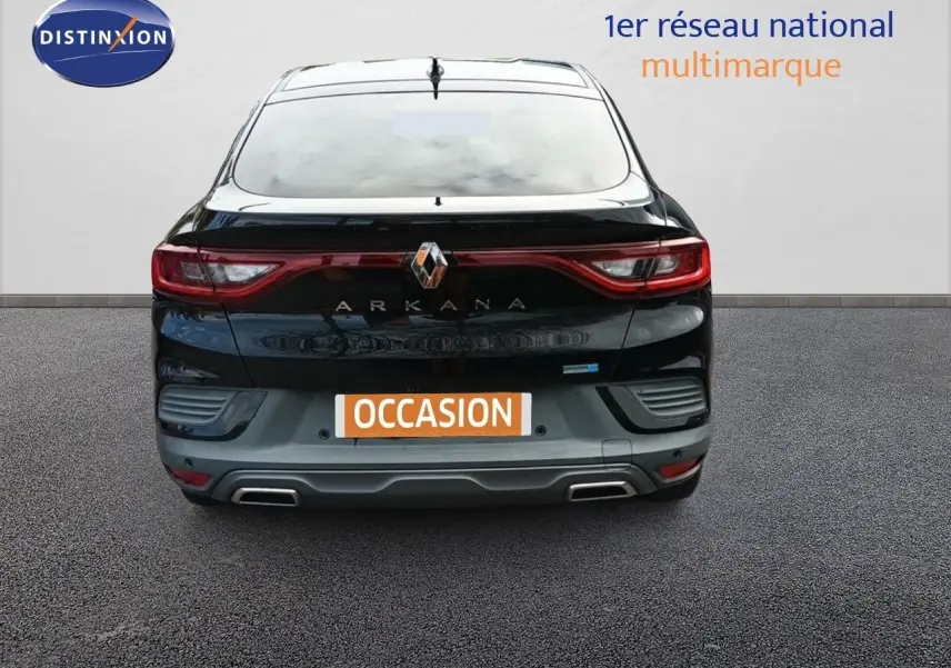 Vue arrière d'une Renault Arkana noire de 2021 avec feux arrière reliés et double sortie d'échappement intégrée.