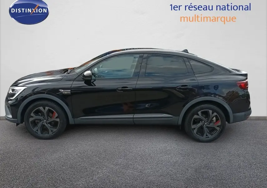Profil côté gauche d'un Renault Arkana noir 2021 avec jantes noires et étriers de frein rouges, finition RS Line.