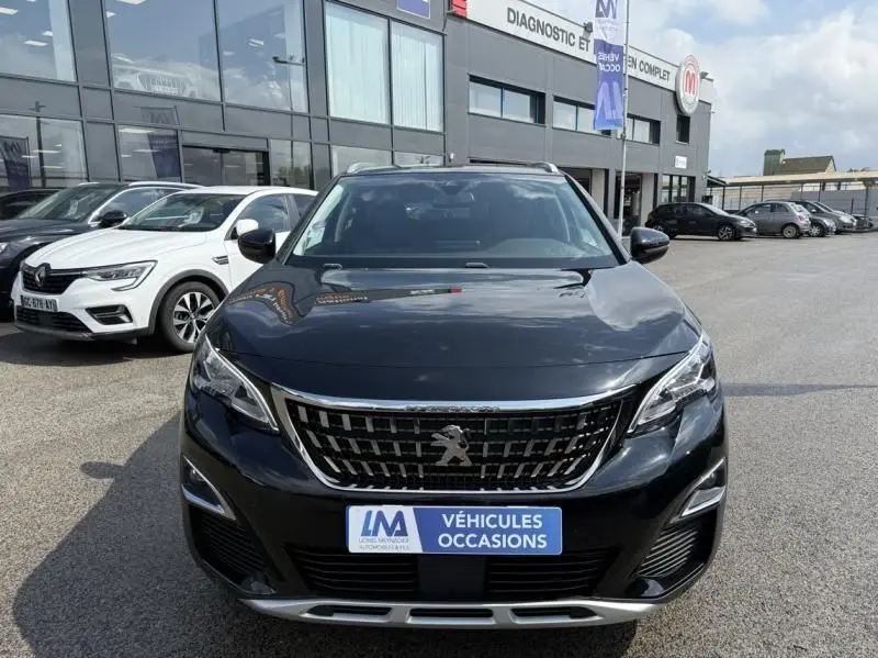 Vue de face d'un Peugeot 3008 noir 2018 avec calandre chromée et plaque "Véhicules Occasions" sur un parking extérieur.