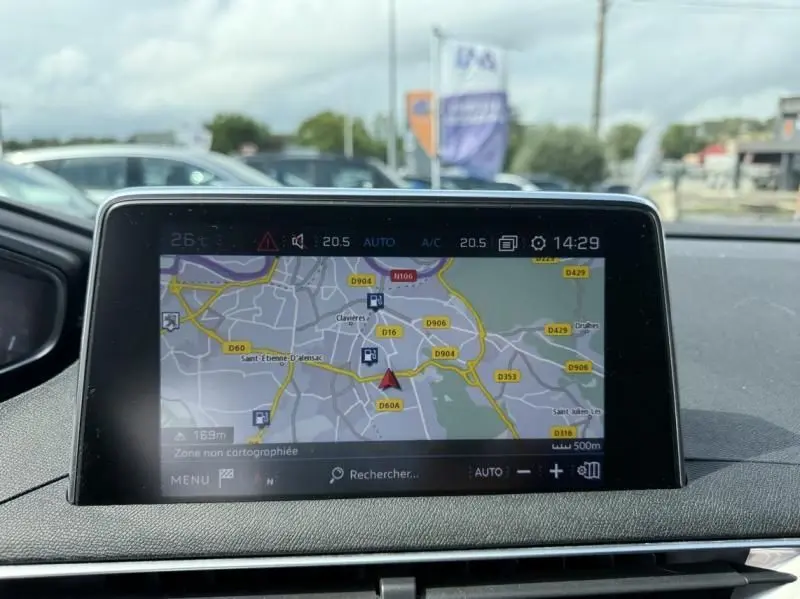 Écran tactile du système de navigation du Peugeot 3008 noir 2018, vue intérieure centrée sur la carte GPS.
