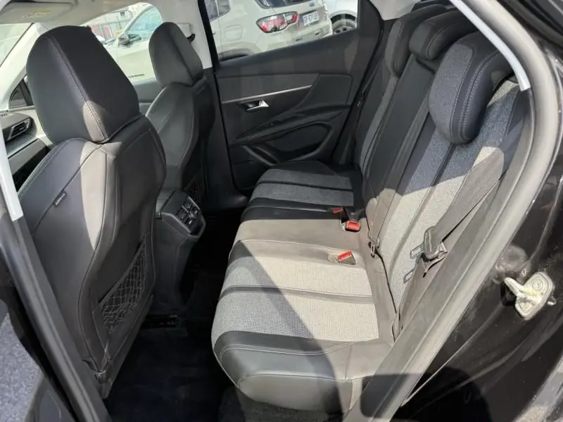 Vue intérieure arrière côté droit du Peugeot 3008 noir 2018, sièges tissu et cuir avec appuie-têtes réglables.
