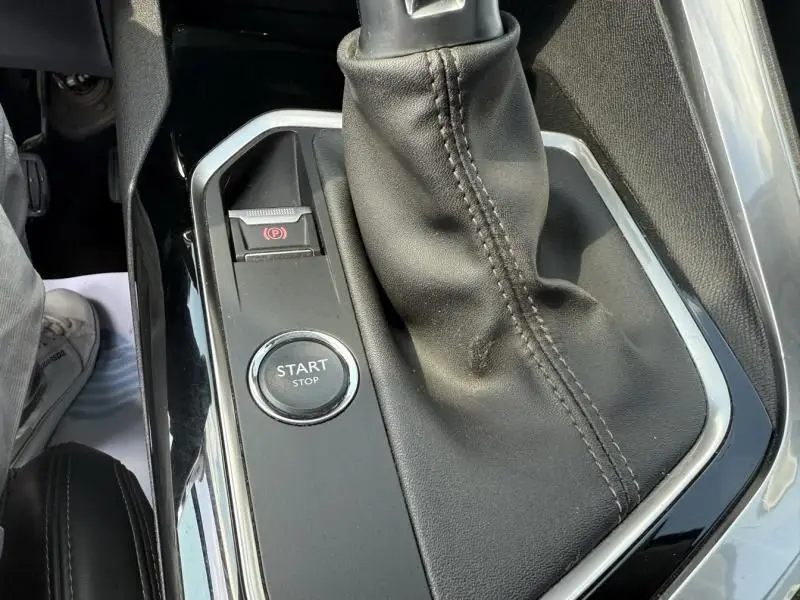 Gros plan sur la console centrale noire du Peugeot 3008 2018, avec levier de vitesse manuel et bouton start/stop.